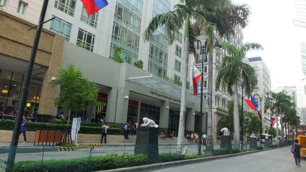 Eighty One Newport Boulevard Manila Bagian luar foto